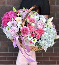 Цветочная композиция из Розы, Хризантемы, Пионы и Лизиантусы в корзине в Льве Толстом