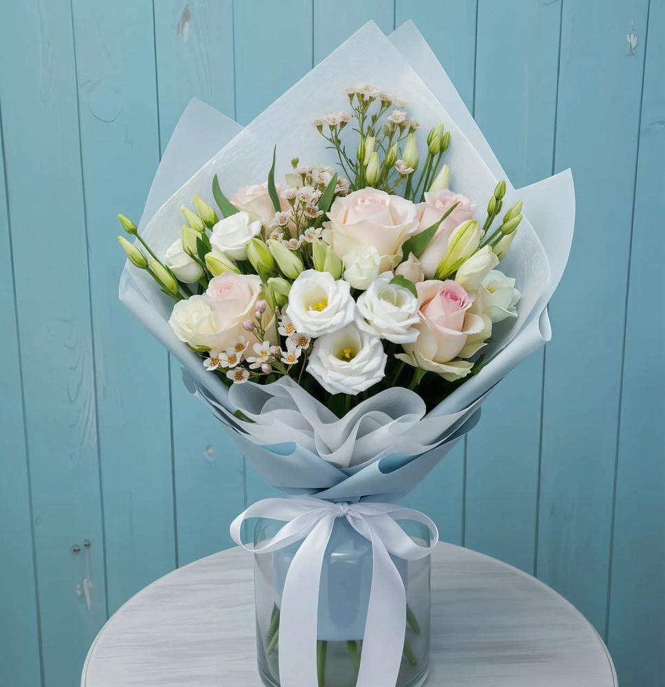 Букет цветов из: Розы и Лизиантусы в Льве Толстом