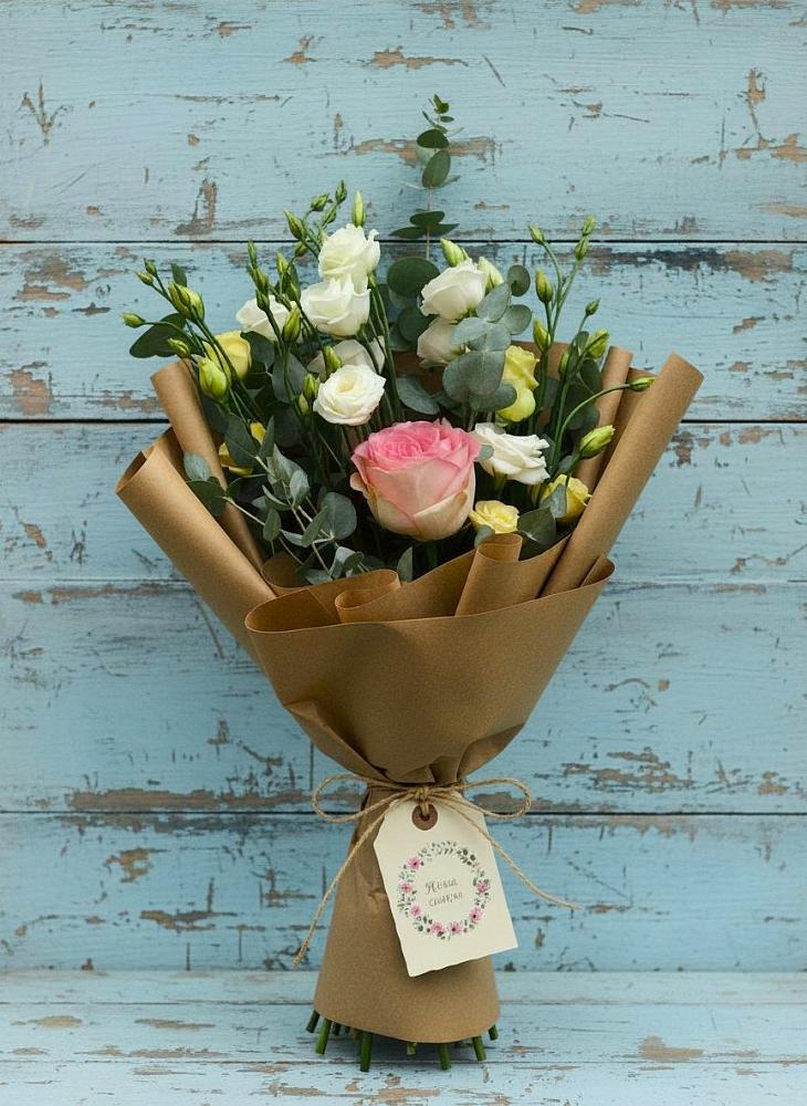 Букет цветов из: Розы и Лизиантусы в Льве Толстом