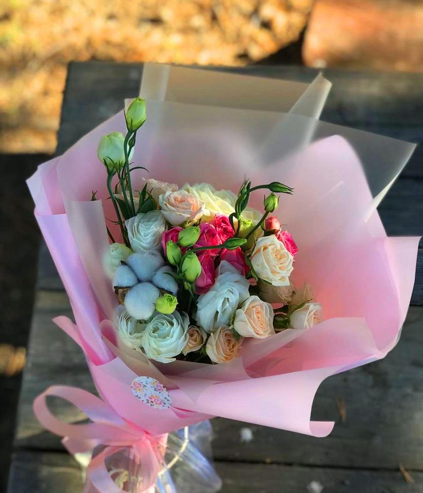 Букет цветов из: Розы и Лизиантусы в Льве Толстом