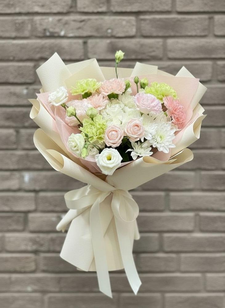 Букет цветов из: Гвоздики, Розы, Лизиантусы и Хризантемы в Льве Толстом