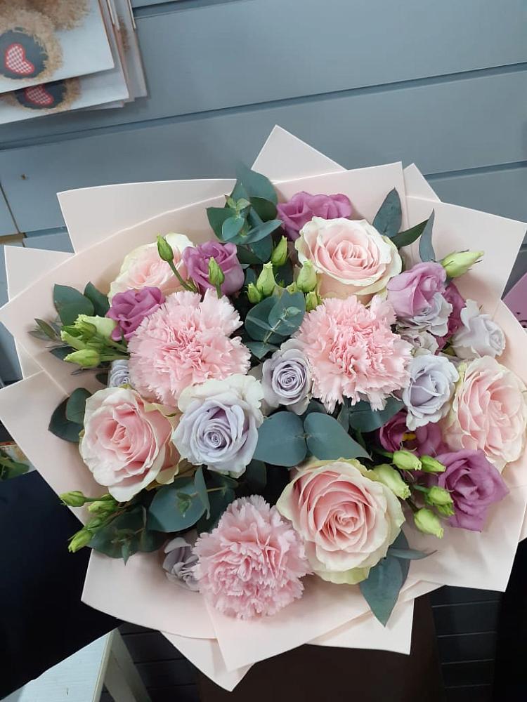 Букет цветов из: Розы, Гвоздики и Лизиантусы в Льве Толстом